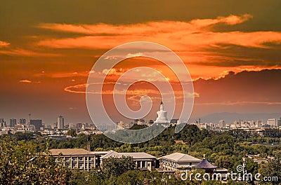 å¤•é˜³ä¸‹çš„ä¸­å›½åŒ—äº¬åŒ—æµ·ç™½å¡” Beihai white tower in Beijing, China at sunset Stock Photo